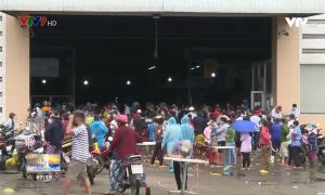 Người dân tập trung đông lấy mẫu xét nghiệm tại chợ đầu mối Bình Điền