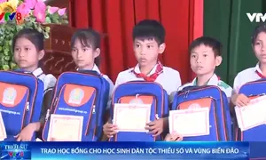 Bình Định: Trao học bổng cho học sinh dân tộc thiểu số và vùng biển đảo