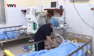 Lâm Đồng: 02 người ngộ độc hôn mê sâu do uống rượu