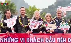 Miền Trung đón chuyến bay, đoàn khách du lịch đầu năm mới