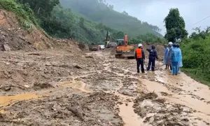 Nhiều vùng miền núi Quảng Nam bị chia cắt do sạt lở