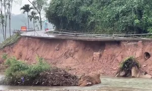 Quảng Ngãi: Ách tắc giao thông miền núi do sạt lở