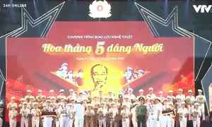 Chương trình nghệ thuật "Hoa tháng 5 dâng người"