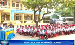 Đoàn Thanh niên VTV8 tiếp sức học sinh nghèo đến trường