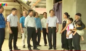 Nâng bước học sinh vùng cao đến trường