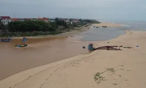 Cửa sông cạn, ngư dân Quảng Bình lao đao