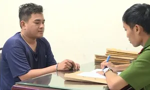 Bắt khẩn cấp thanh niên bỏ chạy, kéo theo CSGT trên yên xe máy