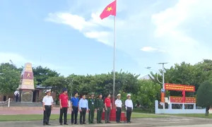 Chào cờ ở Trường Sa