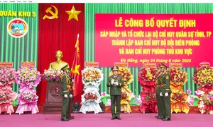 Công bố quyết định của Bộ Quốc phòng và trao Quân kỳ quyết thắng cho các tổ chức quân sự địa phương.