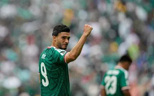 Cầu thủ từng nứt hộp sọ bật khóc sau khi giúp Mexico thắng Nam Phi