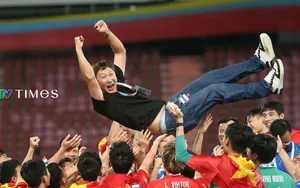 HLV Kim Sang-sik thẹn thùng trước sự phấn khởi của truyền thông Việt Nam