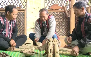 Giữ hồn điêu khắc gỗ Cơ Tu