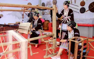 Nghề dệt thổ cẩm của người Lự: Những đóa hoa thêu trên nếp áo chàm