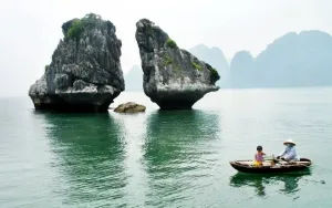Vịnh Hạ Long: Kỳ quan đá dựng giữa sóng nước trùng khơi