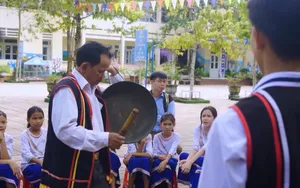Giữ nhịp chiêng trong đời sống người Cor