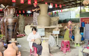 Lời nhắn gửi từ bình gốm khổng lồ ở làng Chăm