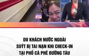 Du khách nước ngoài suýt bị tại nạn khi check - in tại phố cà phế đường tàu