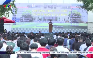 Thành phố Hồ Chí Minh: Tấp nập đón học sinh lớp 10