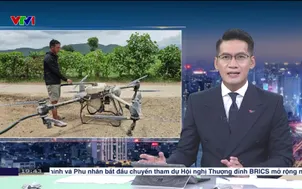 Dùng thiết bị bay giải cứu 2 em bé giữa dòng lũ