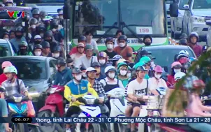 Dồn ứ, xung đột sau khi dựng hàng rào trên đường ở Hà Nội