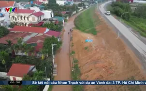 Đất từ mái đê trôi xuống khu dân cư khi mưa lớn