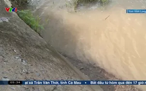 Hàng chục hộ dân mất đường đi vì sạt lở