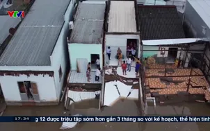 Sống chênh vênh bên bờ sông sạt lở ở Cà Mau