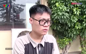 Mong ngóng thông tin người thân trong vụ lật tàu