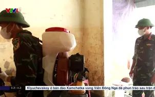 Cấp phát thuốc, vật tư y tế cho người dân vùng lũ