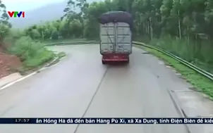 Nguy hiểm xe tải vào cua tốc độ cao
