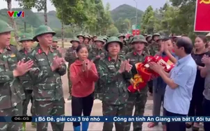 Xúc động giây phút chia tay giữa quân và dân vùng lũ