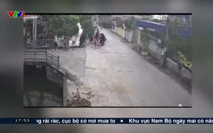 Cháu bé rơi xuống kênh được cứu kịp thời