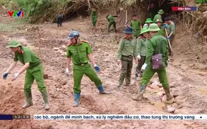 Thắm tình quân dân ở vùng lũ