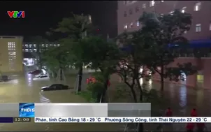 Công an xuyên đêm giúp dân ứng phó mưa lũ