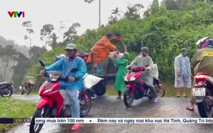 Băng rừng, vượt sạt lở tiếp tế người dân bị cô lập