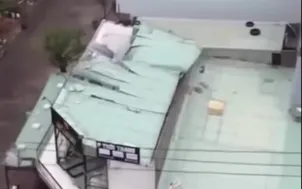 Gió giật mạnh, nhiều mái tôn bị cuốn bay trong tâm bão số 13 (Kalmaegi)
