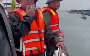 Tỉnh Khánh Hòa đưa lao động lồng bè đảo Trí Nguyên vào trú bão an toàn