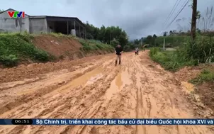 Khổ vì tuyến đường đầy bùn đất