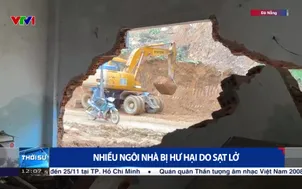 Nhiều ngôi nhà bị hư hại do sạt lở