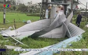 Lốc xoáy khiến hàng chục ngôi nhà bị thiệt hại
