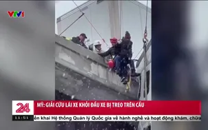 Mỹ: Giải cứu lái xe khỏi đầu xe bị treo trên cầu