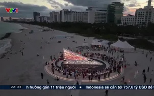 Thư viện xoay khổng lồ trên bãi biển ở Miami, Mỹ