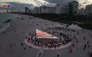 Thư viện xoay nghệ thuật bên bãi biển