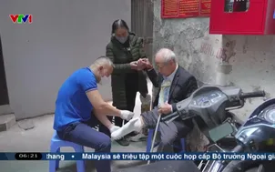 Người nối những bước chân