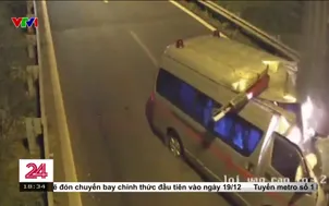 Xe cứu thương đâm container khiến 3 người tử vong