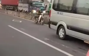 TP. Hồ Chí Minh: Tài xế nhanh trí lái xe đang cháy đến trụ sở cảnh sát nhờ hỗ trợ