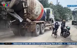 Khu dân cư bụi bặm vì xe tải