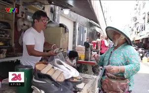 Người đàn ông hơn 20 năm sửa giày miễn phí cho người nghèo