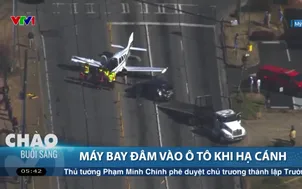 Máy bay đâm vào ô tô khi hạ cánh