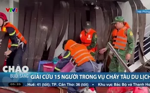 Giải cứu 15 người trong vụ cháy tàu du lịch